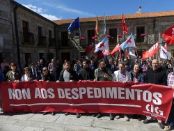 Máis de 150 persoas percorren as rúas da Guarda para rexeitar os despedimentos no centro San Xerome
